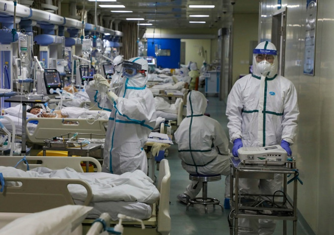 武漢超過3千醫護感染，其中4成來自醫院，6成來自社區。AP資料圖片