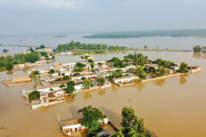巴基斯坦北部開伯爾-普什圖省查薩達地區，大批房屋被洪水淹浸。