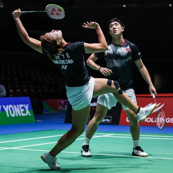 谢影雪（左）与邓俊文力战惜败。Badminton Photo图片