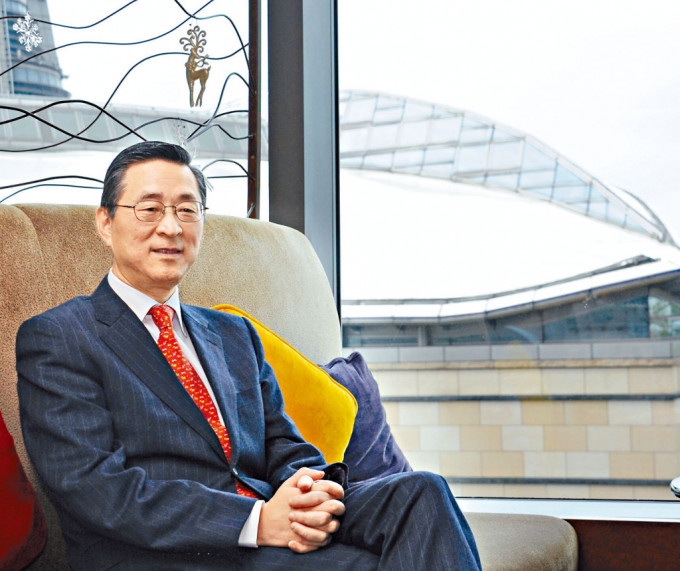 周文耀生前曾兩度出任香港交易所行政總裁、數碼港前主席。