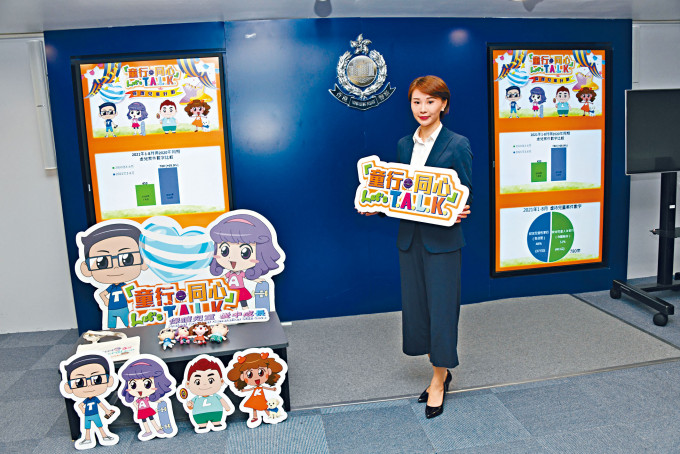 署理總督察陳幸明展示「童行．同心Let's T.A.L.K.保護兒童計畫」宣傳牌，籲大眾保護兒童。