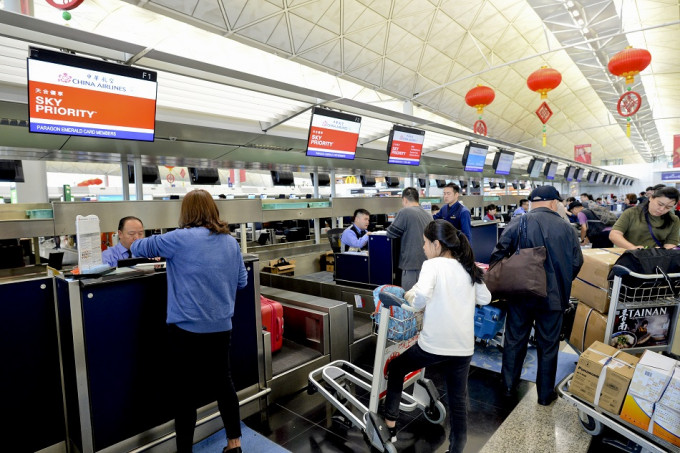 華航洽談香港航空，加開四班往返香港台北加班機。