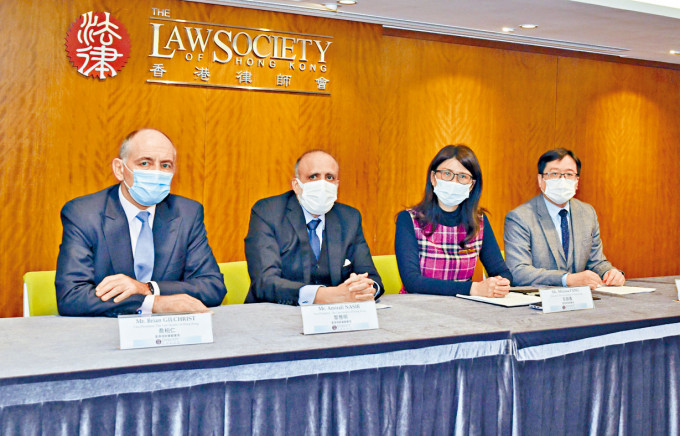 香港律师会于去年底勒令接管黄冯律师行。