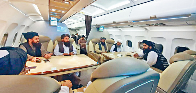 ■上周六上傳社交網的照片，顯示塔利班談判代表在飛機上交談。