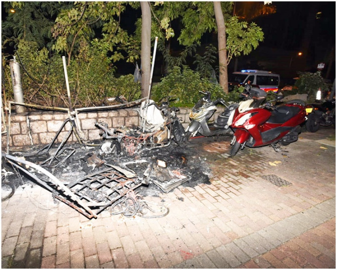 其中一辆电单车烧成废铁。
