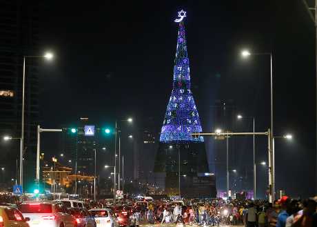 竖立在斯里兰卡首都一棵巨型圣诞树。路透社