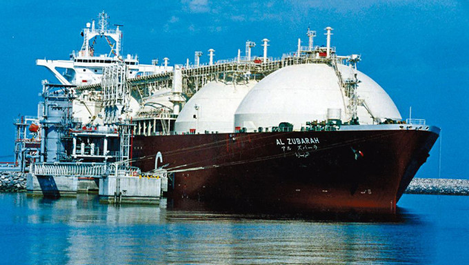 在卡塔尔北部拉斯拉凡斯港，一艘卡塔尔油轮在装载液化天然气。资料图片