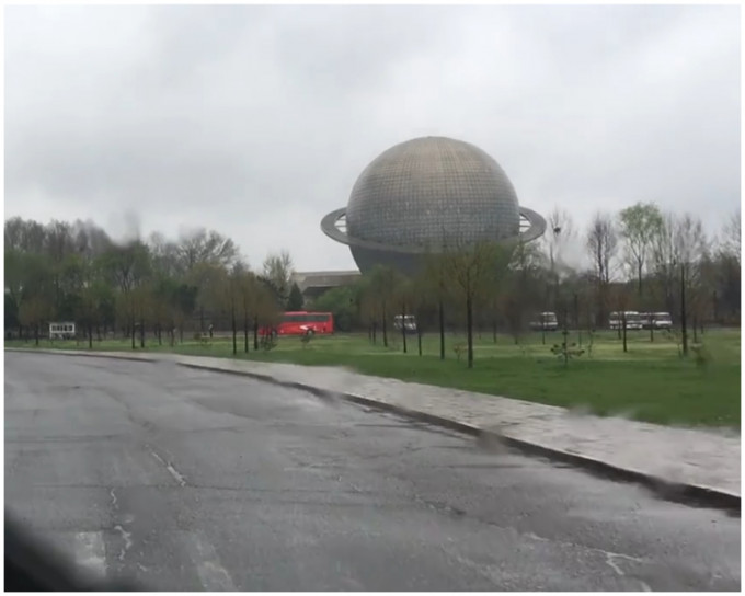 極似艾波卡特主題公園與土星混合物的「三大革命展示館」。片頭截圖