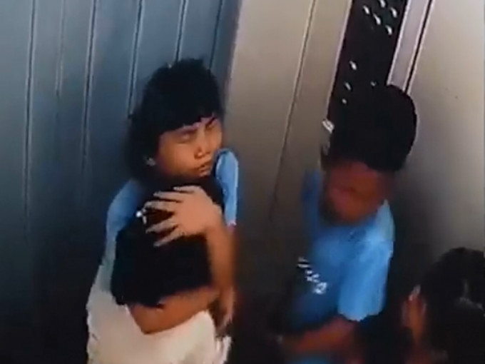 岳阳市女童遇上电梯意外，期间她冷静地安抚弟妹后来获救。影片截图
