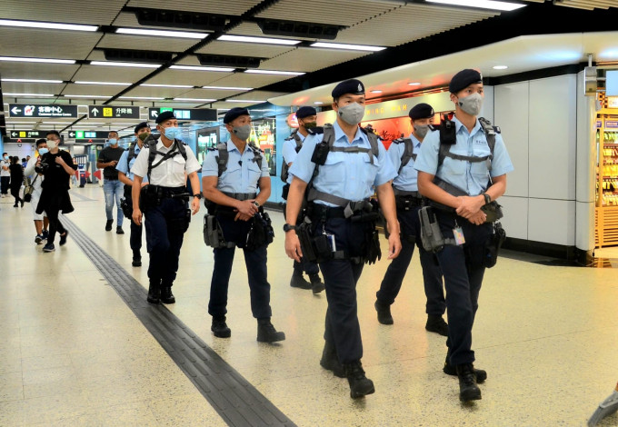 警方反恐特勤队日前在九龙塘站巡逻。资料图片