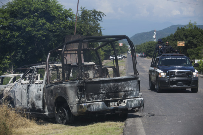 袭击后被烧焦的属于米却肯州警察的警车被烧焦在路边。AP