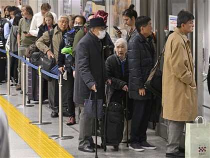 東北、北陸及上越3條新幹線因停電大規模停駛，JR東京站售票處旅客大排長龍。網上圖片
