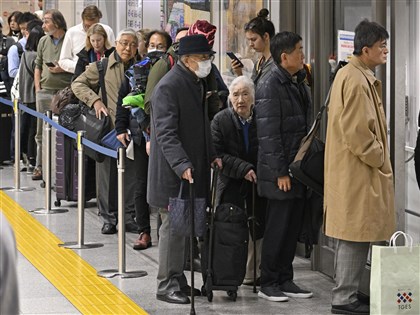 东北、北陆及上越3条新干线因停电大规模停驶，JR东京站售票处旅客大排长龙。网上图片