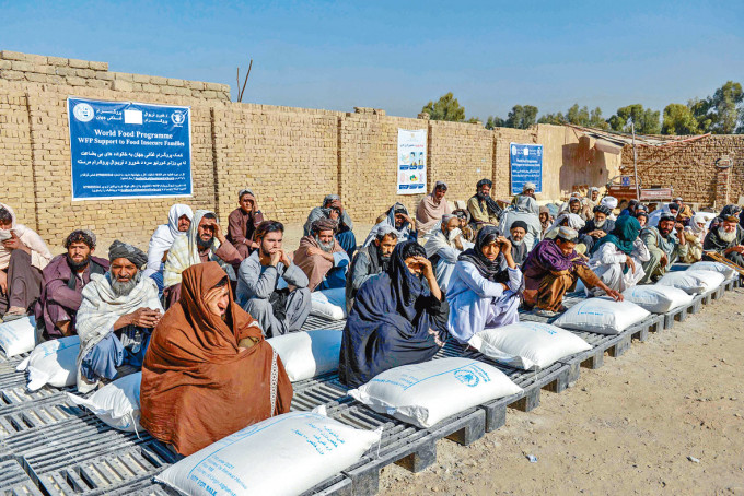 阿富汗民众在坎大哈市获联合国粮农署分发粮食。