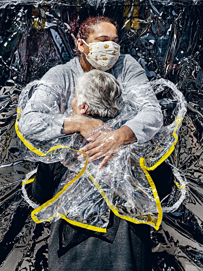 ■丹麦摄影师尼森的「第一个拥抱」作品夺世界新闻摄影奖大奖。