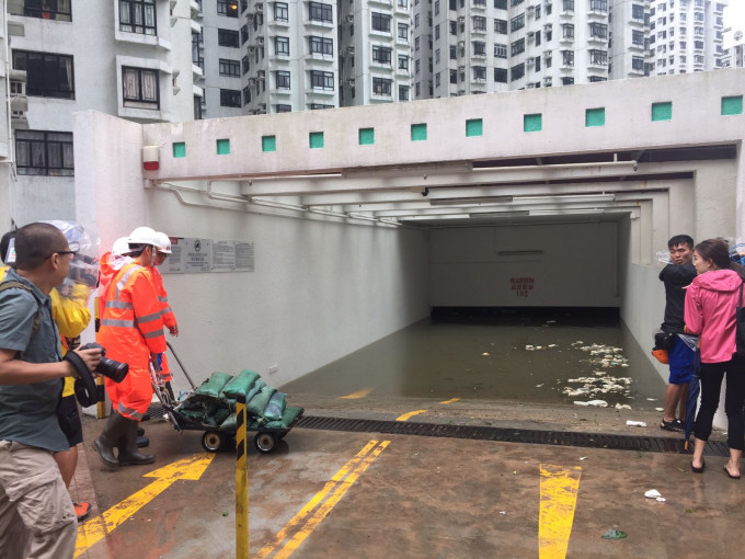 杏花邨停車場嚴重水浸。