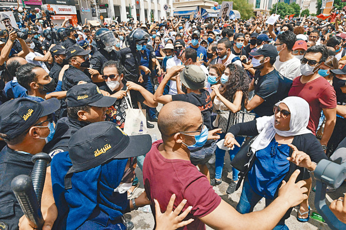 突尼斯大批示威者周日集結國會外，抗議政府防疫不力及國家經濟惡化。