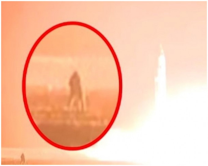 北韓試射導彈時，攝影師被燒死。網上圖片