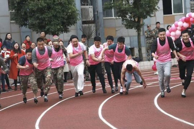 為了迎接三八婦女節，一群男老師們穿上8厘米高跟鞋跑1000米，為所在部門的女老師贏取禮物，體會女士辛苦。(網圖)