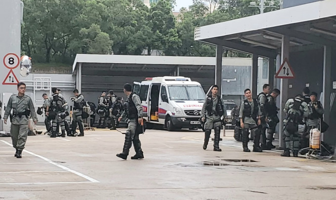 西九龍交通行動基地內有防暴警察戒備。