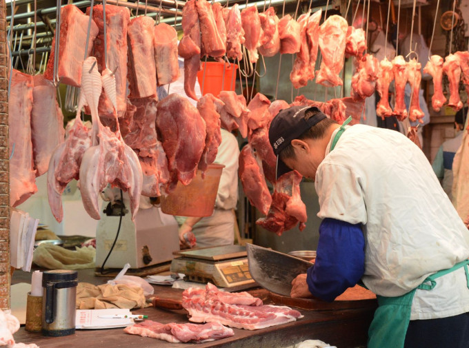 因供不應求導致新鲜豬肉價格飆升近1.5倍，市民要「捱」貴價豬肉。 資料圖片