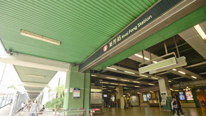 多辆停泊在葵芳地铁站外的小巴车窗被撬盗窃。