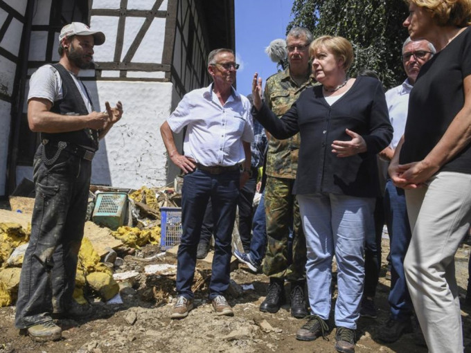 德国总理默克尔昨日前往该国西部水灾重灾区实地视察。美联社图片