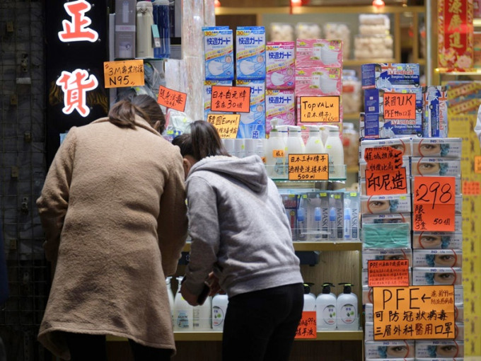 香港近日陷入口罩恐慌，到处见到排队买口罩的人龙。