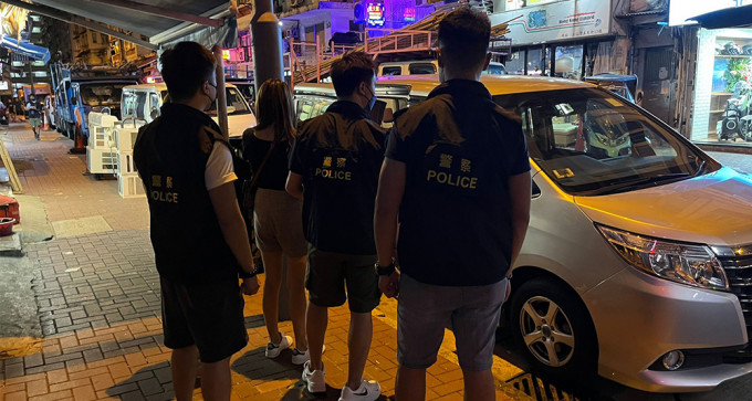 警方和入境處在九龍城掃蕩黑工。（警方提供）