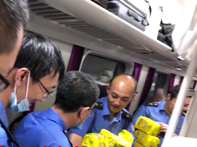 據稱列車車務人員把乾糧都留給乘客，自己滴水未進。