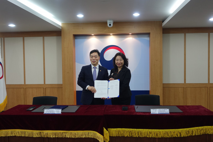 鄭若驊（右）與韓國法務部次官金浯洙（左）簽署合作備忘錄。