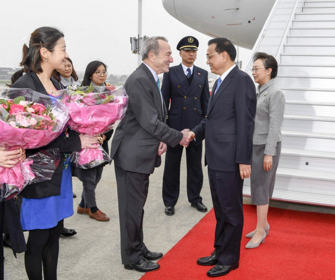 李克強抵達布魯塞爾出席第21次中歐領導人會晤。新華社