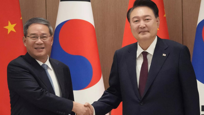 中日韓領導人會議舉行期間，李強會見尹錫悅。
