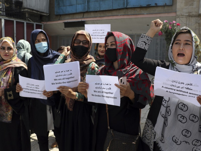 喀布爾再度有婦女上街示威爭取權益。AP