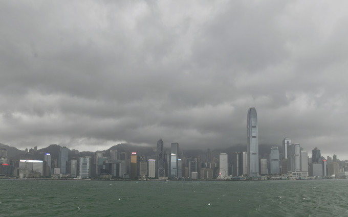 颱風獅子山連翻更改「落波」的預測時間， 惹來不少公眾批評。資料圖片