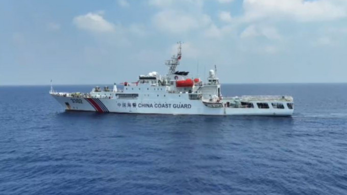 中國海警船在黃岩島海域進行常態化訓練。