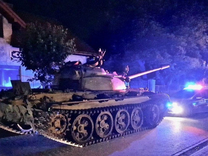 一名醉酒居民驾驶前苏联T-55型坦克在市中心街头兜风。（网图）