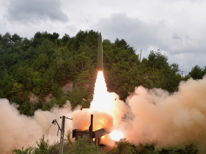 北韩铁道机动导弹团在中部山区接受射击训练。路透社