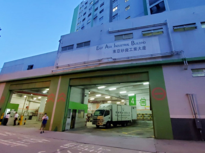 屯门东亚纱厂工业大厦发生劫案。
