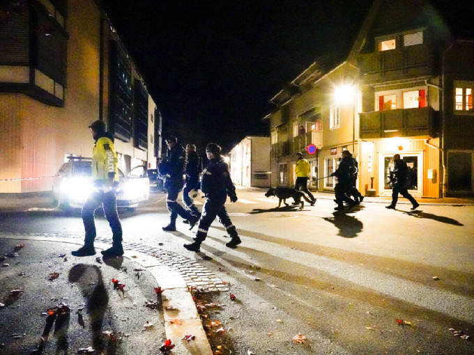 挪威發生襲擊事件後，警方加強戒備。 （美聯社）
