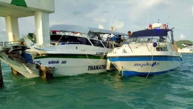 泰国布吉观光快艇失事 35人受伤包括一港人。泰国海事处FB图片