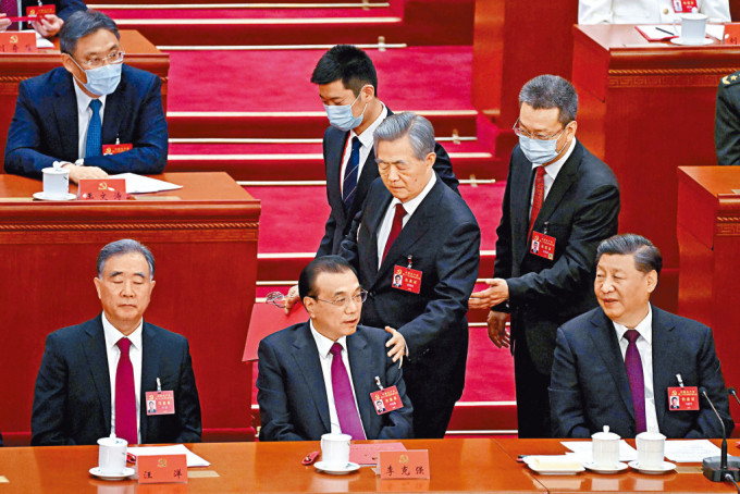 二十大昨选出新一届中委会，李克强、汪洋（左）不在中央委员名单。图为前总书记胡锦涛提早离场，与习近平（右）、李克强打招呼。