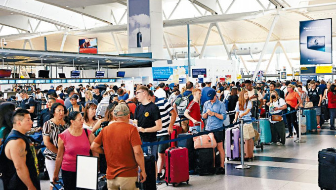 纽约甘乃迪国际机场上周六挤满等候办理登机手续的乘客。