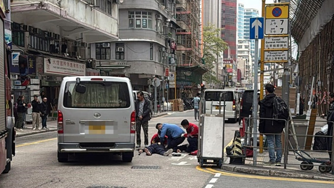 客貨車撞倒一名男途人。fb：馬路的事討論區