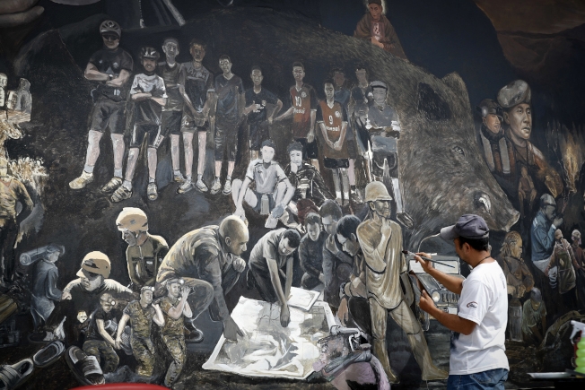 泰國清萊藝術家正在繪製洞穴搜救紀念巨型畫作。AP