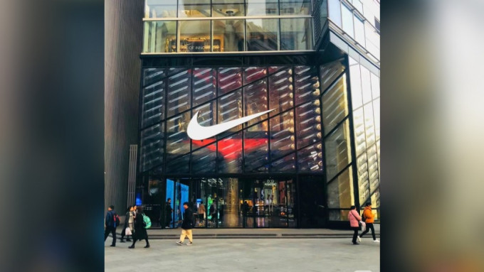 NIKE在内地最大的经销商，半年关了331家直营店。小红书