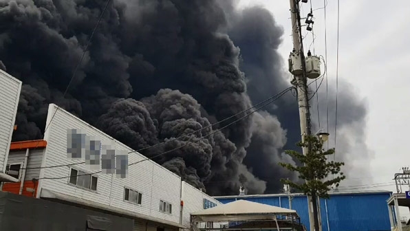 南韩仁川工业区化工厂大火，现场浓浓黑烟不断窜出。(网图)
