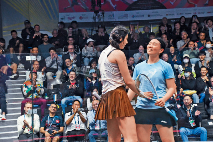 今届香港壁球赛办得有声有色，主场球手陈善钰（右）大受欢迎。