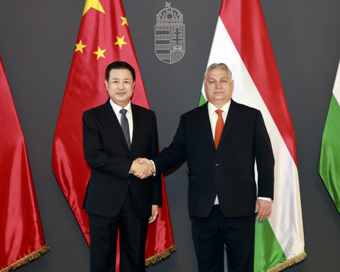 2月16日，匈牙利总理欧尔班在布达佩斯会见国务委员、公安部部长王小洪（左）。（新华社）
