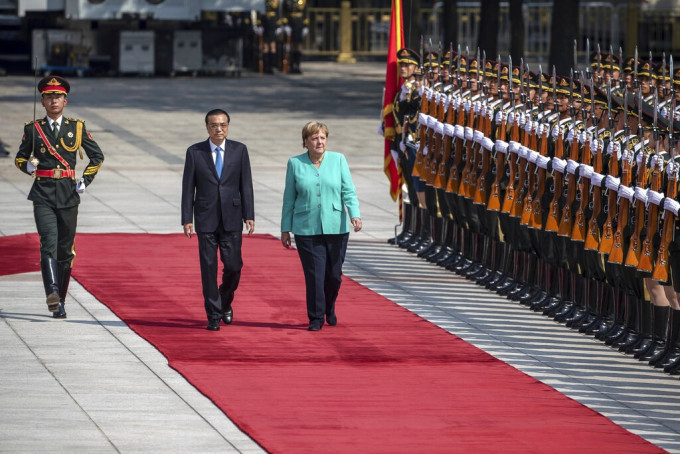 默克爾星期五於北京人民大會堂出席總理李克強為她舉行的歡迎儀式。AP